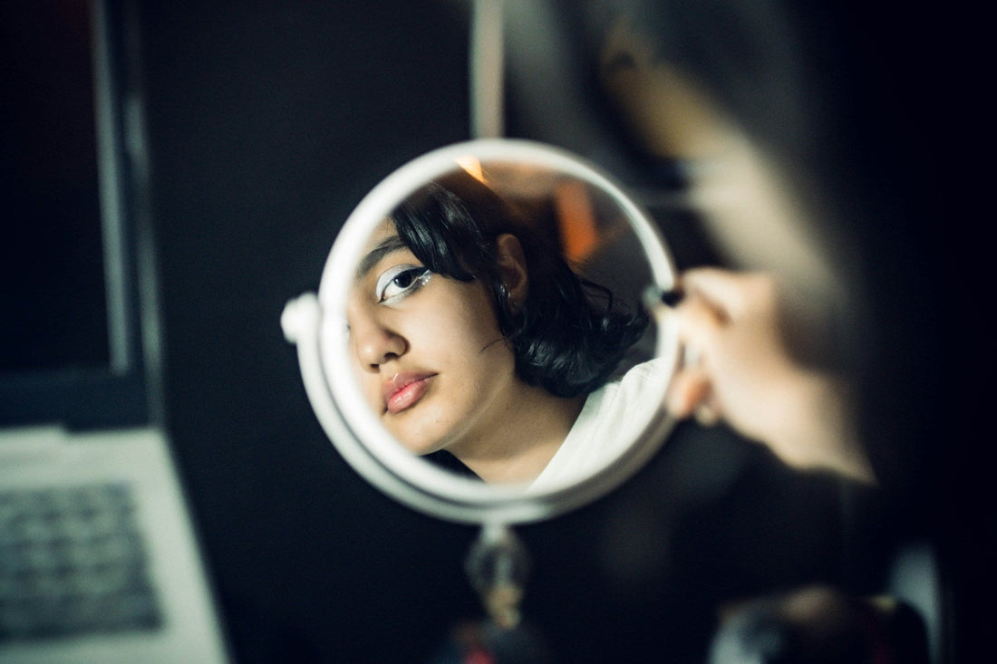 How Makeup Mirrors with Magnifying Lights Improve Application